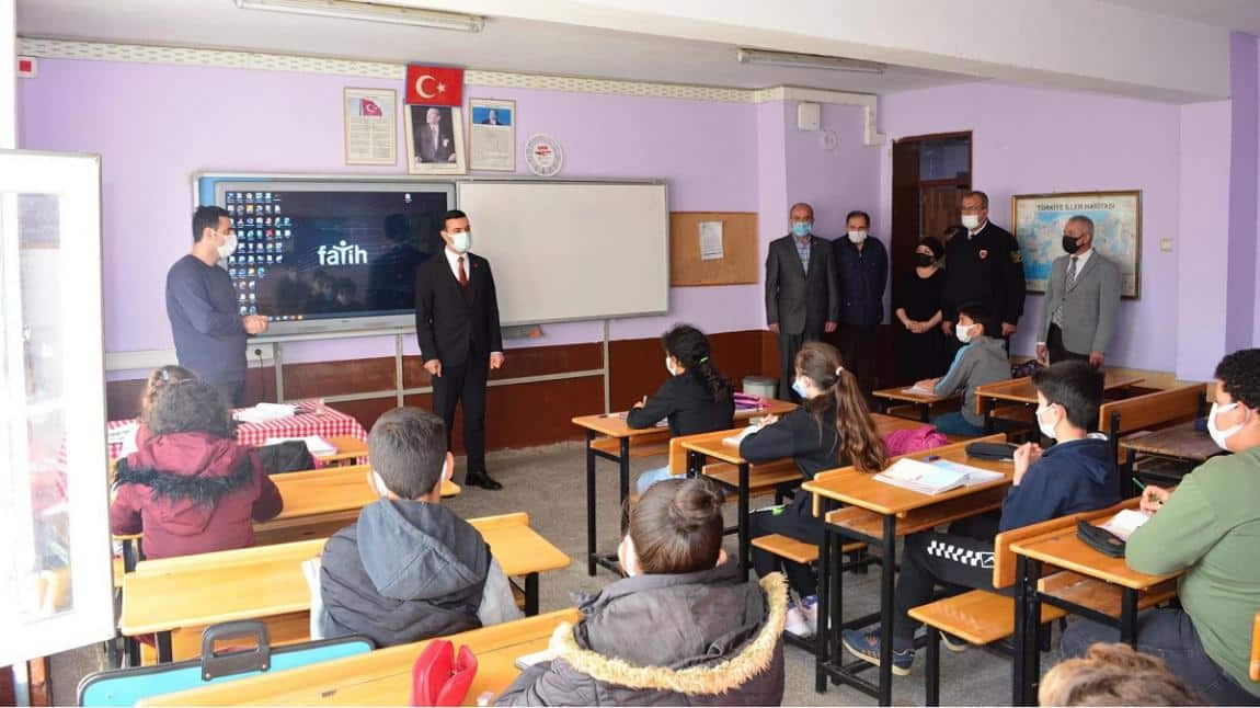 Kaymakamımız Muhammet ZENCİRLİ İlçe Milli Eğitim Müdürü  Mehmet Nezir EREN Okulumuzu ziyarette bulunuştur.